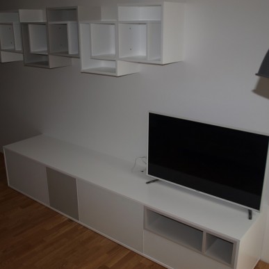 TV staliukas su lentynėlių kompozicija balta - pilka